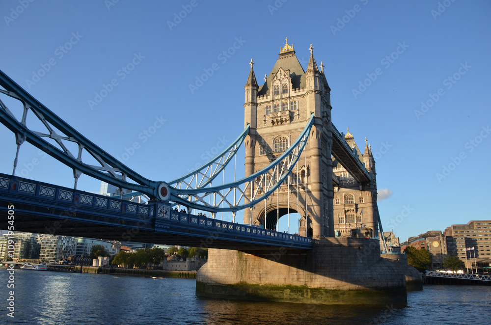 Obraz premium London, England, United Kingdom - October 2024: Tower Bridge is a bascule, suspension bridge built between 1886 and 1894. One of the prominent symbols of the United Kingdom.