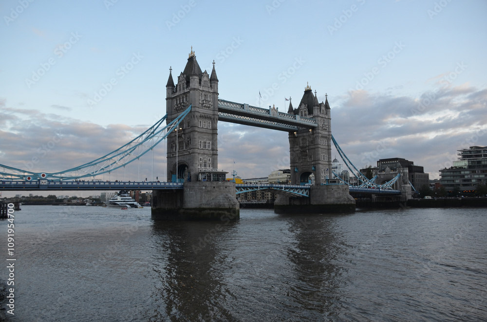 Obraz premium London, England, United Kingdom - October 2024: Tower Bridge is a bascule, suspension bridge built between 1886 and 1894. One of the prominent symbols of the United Kingdom.