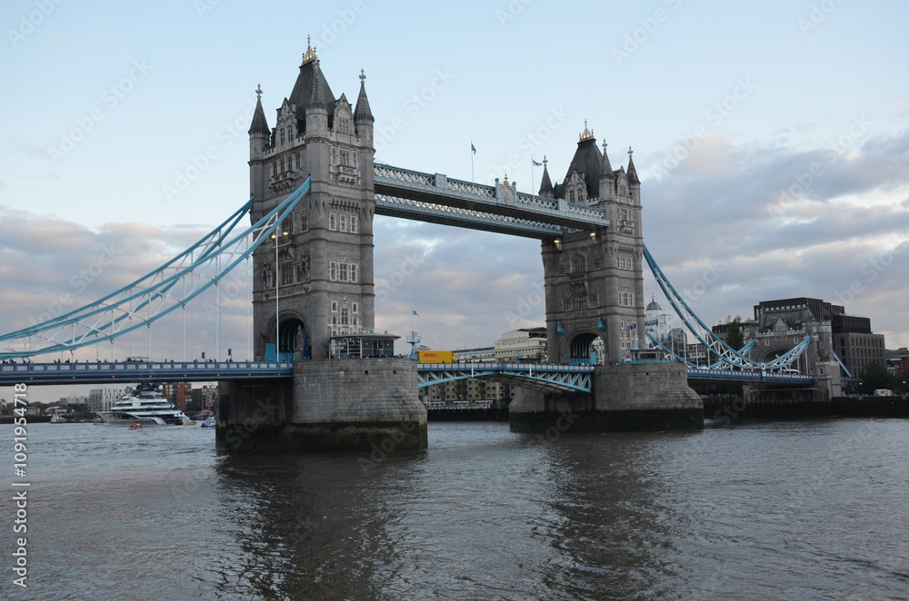 Obraz premium London, England, United Kingdom - October 2024: Tower Bridge is a bascule, suspension bridge built between 1886 and 1894. One of the prominent symbols of the United Kingdom.