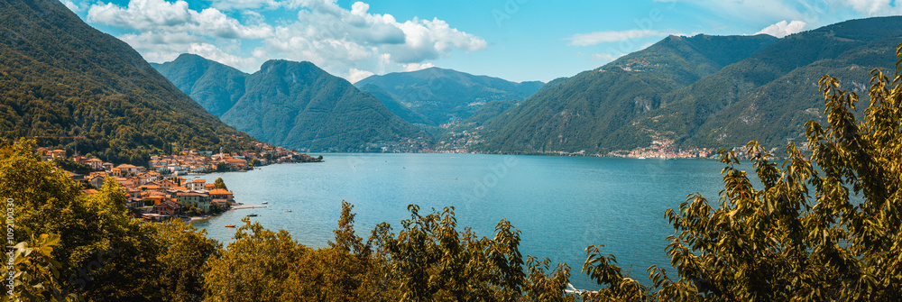 Φωτογραφία Stunning panoramic view of the picturesque lake como, nestled amidst the lush green mountains of the italian alps, creating a serene and captivating landscape
