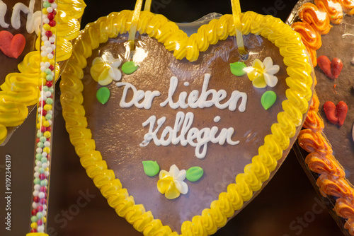 Lebkuchenherz auf einem Weihnachtsmarkt mit der Aufschrift DER LIEBEN KOLLEGIN photo