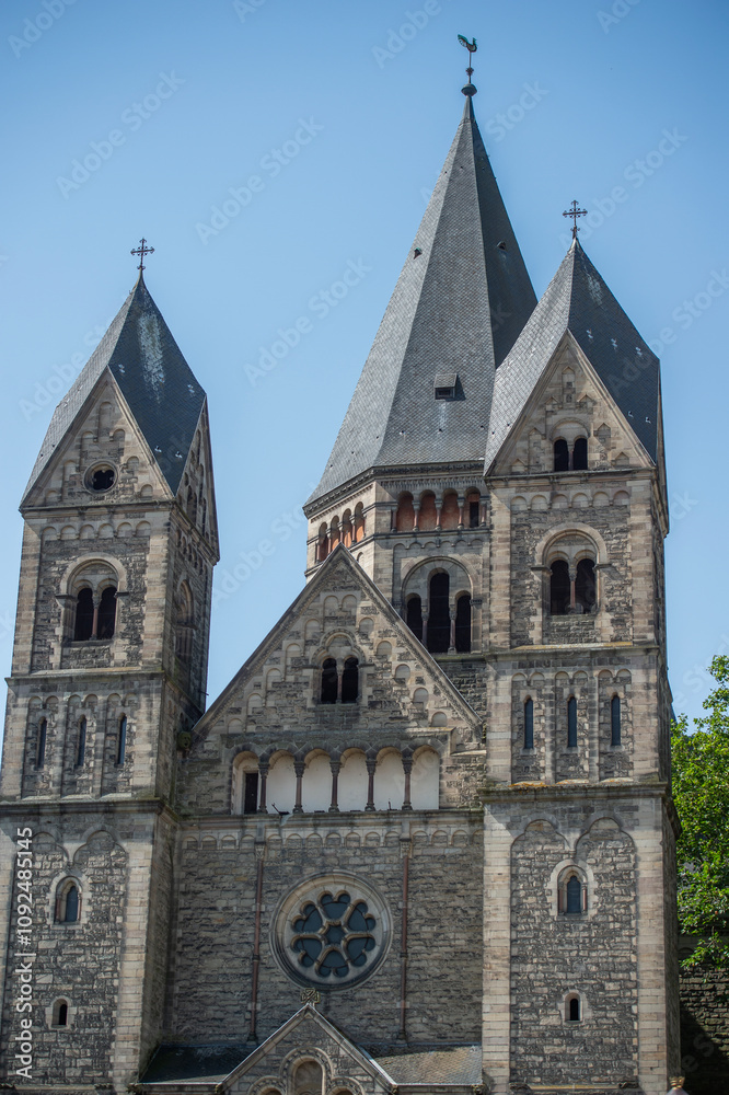 plan rapproché sur le temple protestant de Metz, vue de la façade avec les clocher et les toitures avec un ciel bleu plan rapproché sur le temple protestant de Metz, vue de la façade avec les clocher et les toitures avec un ciel bleu