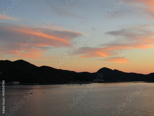 熊本県天草市牛深、日本の夕陽百選に選ばれた魚貫・黒石の美しく、幻想的な東シナ海の夕陽