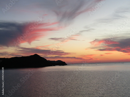 熊本県天草市牛深、日本の夕陽百選に選ばれた魚貫・黒石の美しく、幻想的な東シナ海の夕陽