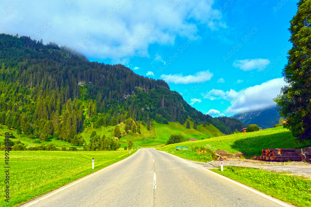Fototapeta premium Die Lechtalstraße (L 198 / B 198) zwischen Steeg und Warth in Tirol (Österreich)