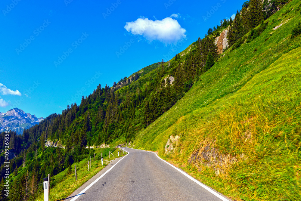 Naklejka premium Die Lechtalstraße (L 198 / B 198) Warth in Richtung Lech am Arlberg (Vorarlberg, Österreich)