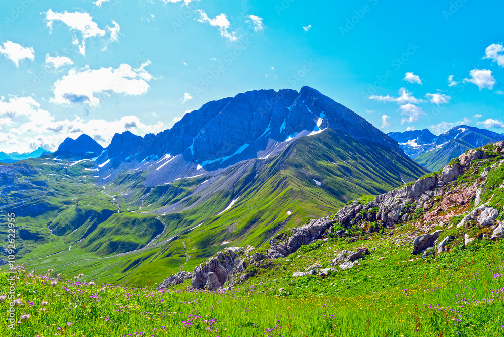 Fototapeta premium Blick vom Rüfikopf auf das Lechquellengebirge in Vorarlberg