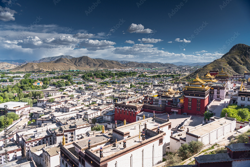 Obraz premium Front view of a wall inside the Tashilhunpo Monastery, in Shigatse, Tibet
