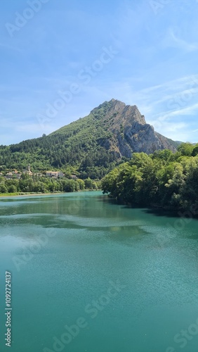 Le Rocher de la Baume et la Durance vus depuis le pont sur le Buech de Sisteron