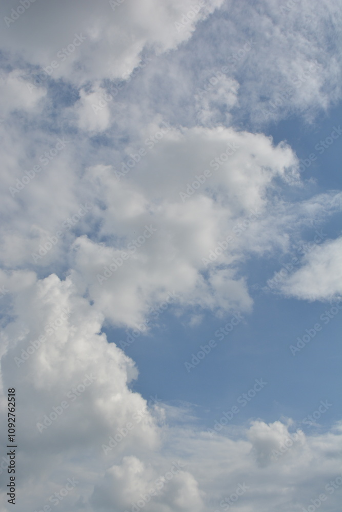 Obraz premium White clouds and blue sky