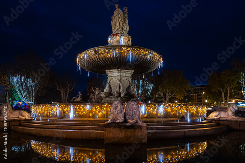 Fontaine de la rotonde illuminée de nuit