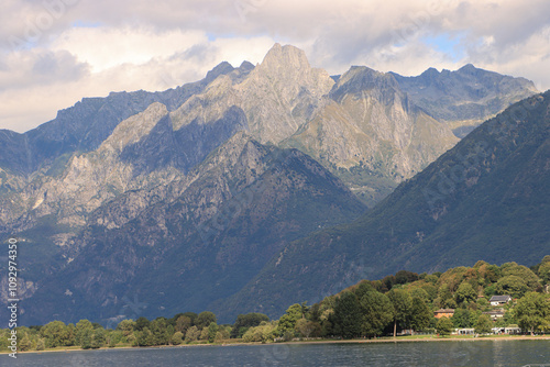 Nordufer des Comer Sees; Blick von Colico in Richtung Valchiavenna mit Sasso Manduino (2888) photo