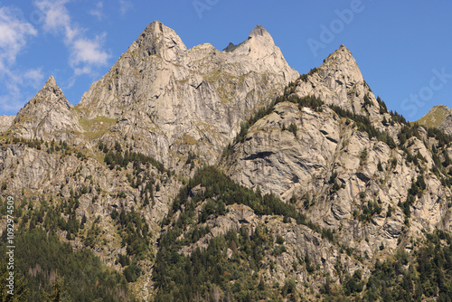 Blickfang über dem Val Masino; Cima del Cavalcorto (2763) von Cavislone gesehen