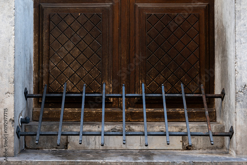 grille sur pas de porte exterieure immeuble