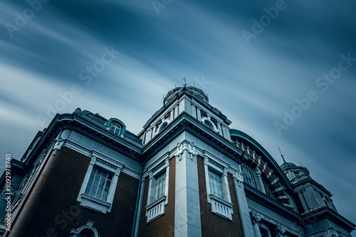Obraz na plátne 青空と長秒露光が描き出す歴史的建築物の威厳
The Majesty of a Historical Building Framed by Long-Exposu