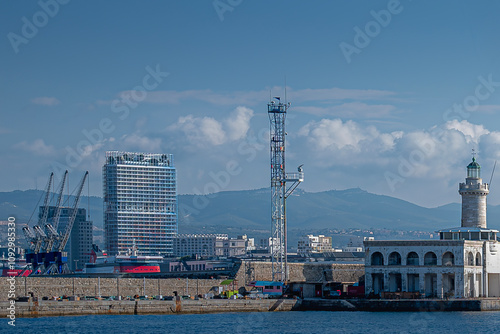 La digue du large et son phare, Marseille photo