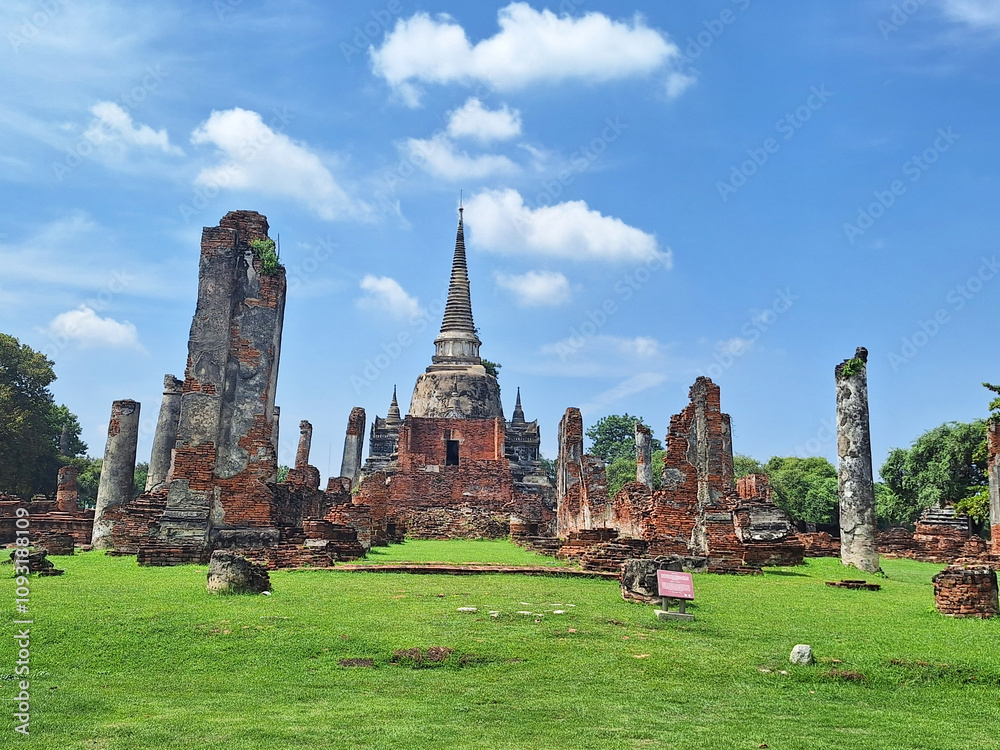Obraz premium Historical Park of Wat Phra Si Sanphet Chedi and Wihan Ruins. Buddhist temple within the old palace of the Kingdom of Ayutthaya. UNESCO World Heritage Site.
