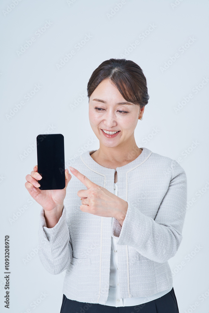 スマートフォンを操作する女性 スマートフォンを操作する女性