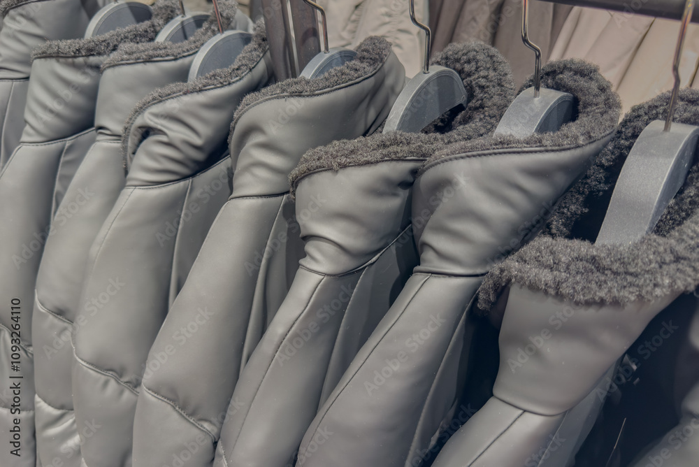 Daunenjacken Wintermode auf einem Kleiderständer