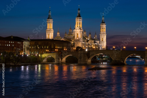 Foto Paisaje nocturno con el puente de piedra y la Basílica del Pilar junto al río Eb
