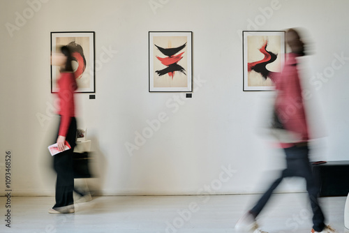 Εκτύπωση καμβά Blurred figures passing by modern art pieces on gallery walls showing dynamic fo