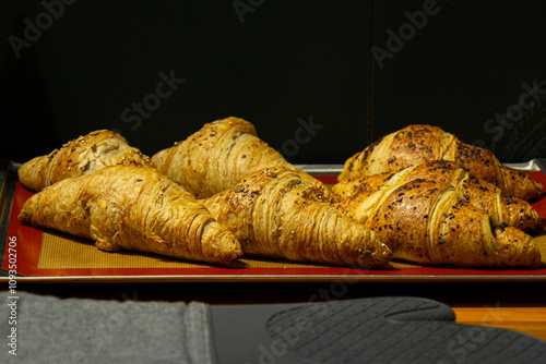 El Croissant,es una pieza de panadería de origen francés. Fue creada en París en el siglo XIX donde los panaderos locales se inspiraron de la forma del kifli austriaco.