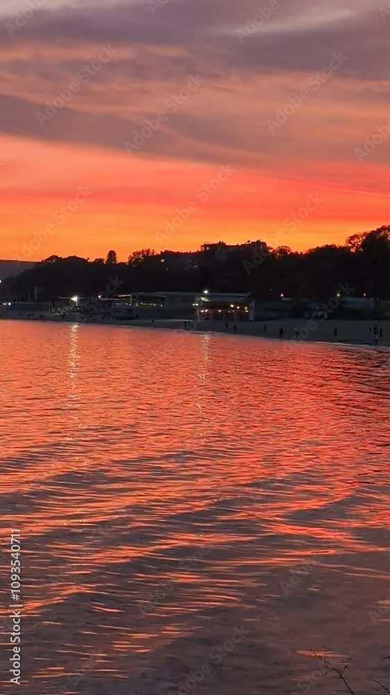 Magnifique coucher de soleil rouge-orange sur la côte de la mer Noire.