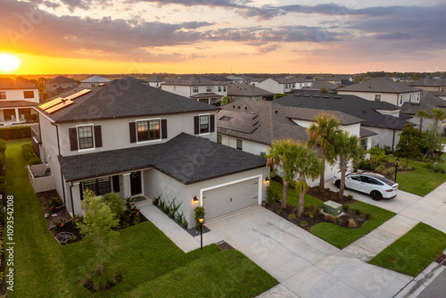 фотографія Wealthy neighborhood with expensive houses in southern Florida