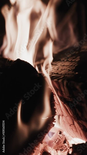 Fuoco caldo inverno in montagna