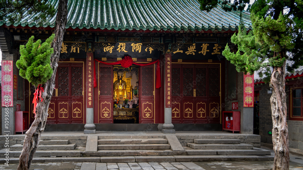 The Red Doorway of the temple in Yantai The Red Doorway of the temple in Yantai