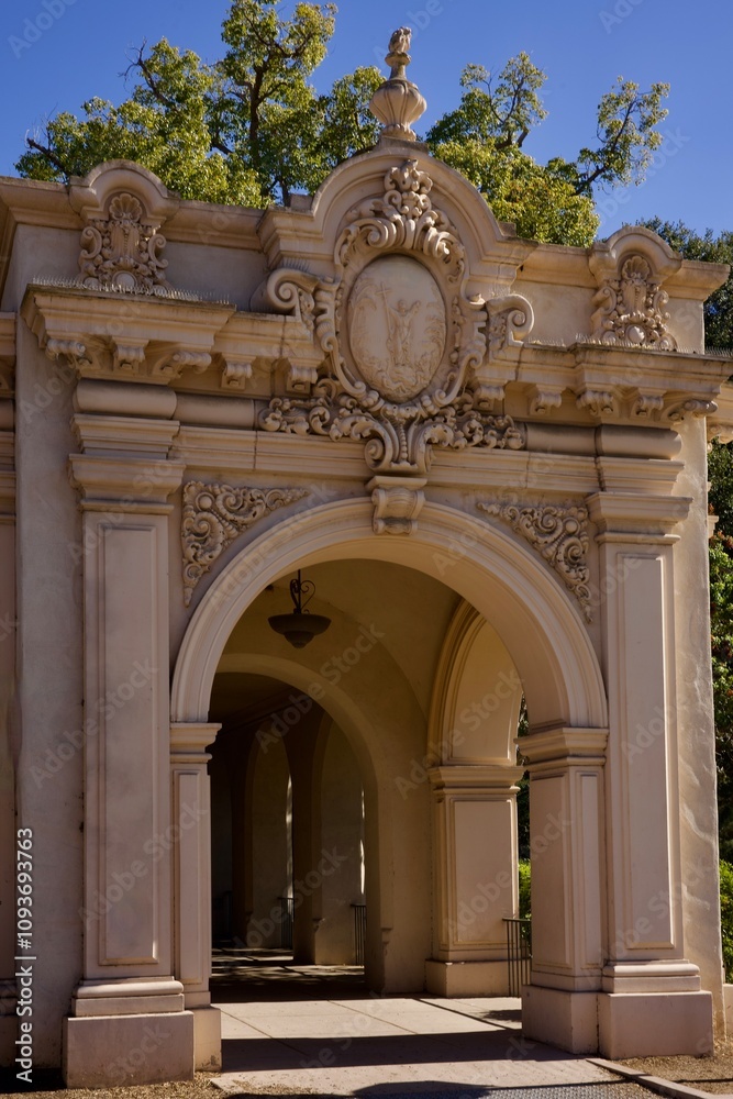 Obraz premium decorative gateway entrance to the park colonnade