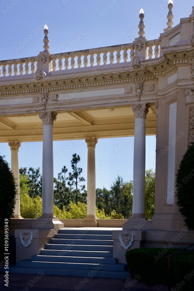 Obraz premium decorative limestone colonnade in the park