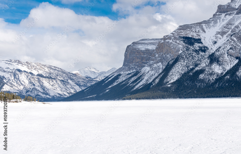 Obraz premium Snowy mountains and trees in winter landscape