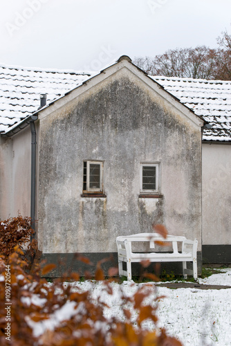 Kleines Haus mit Bank