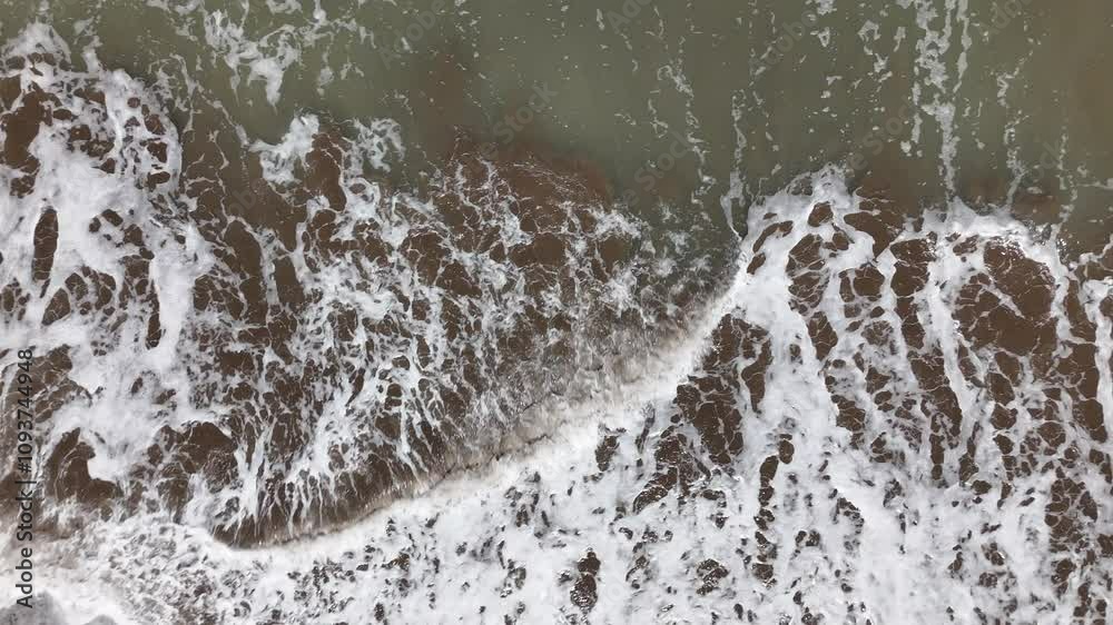 Vista aérea de las olas rompiendo en una playa, MAR, COSTA ESMERALDA, OCÉANO ATLÁNTICO