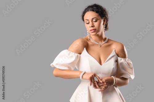 Fashionable young woman Afr...