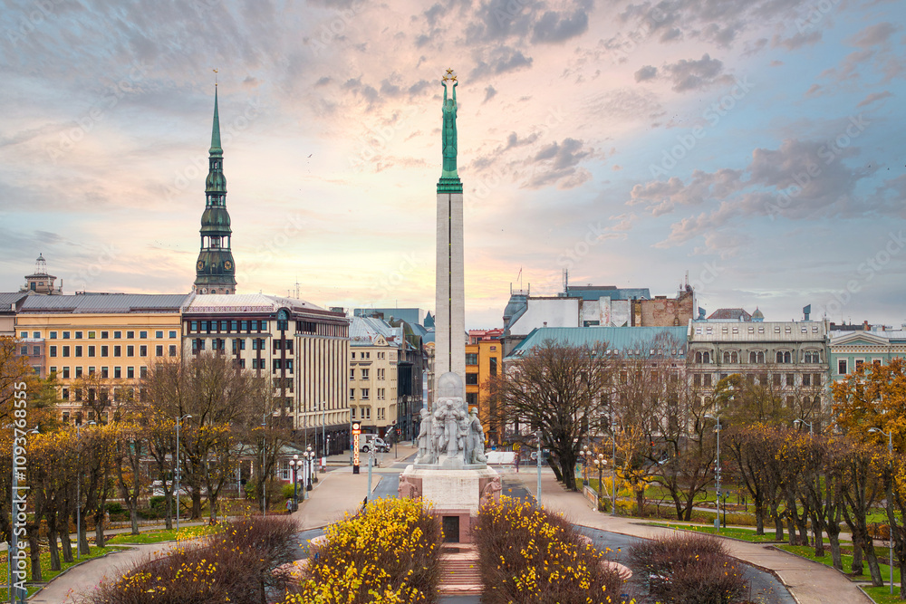 Naklejka premium Freedom Monument and St. Peter's Church Spire in Riga, Latvia