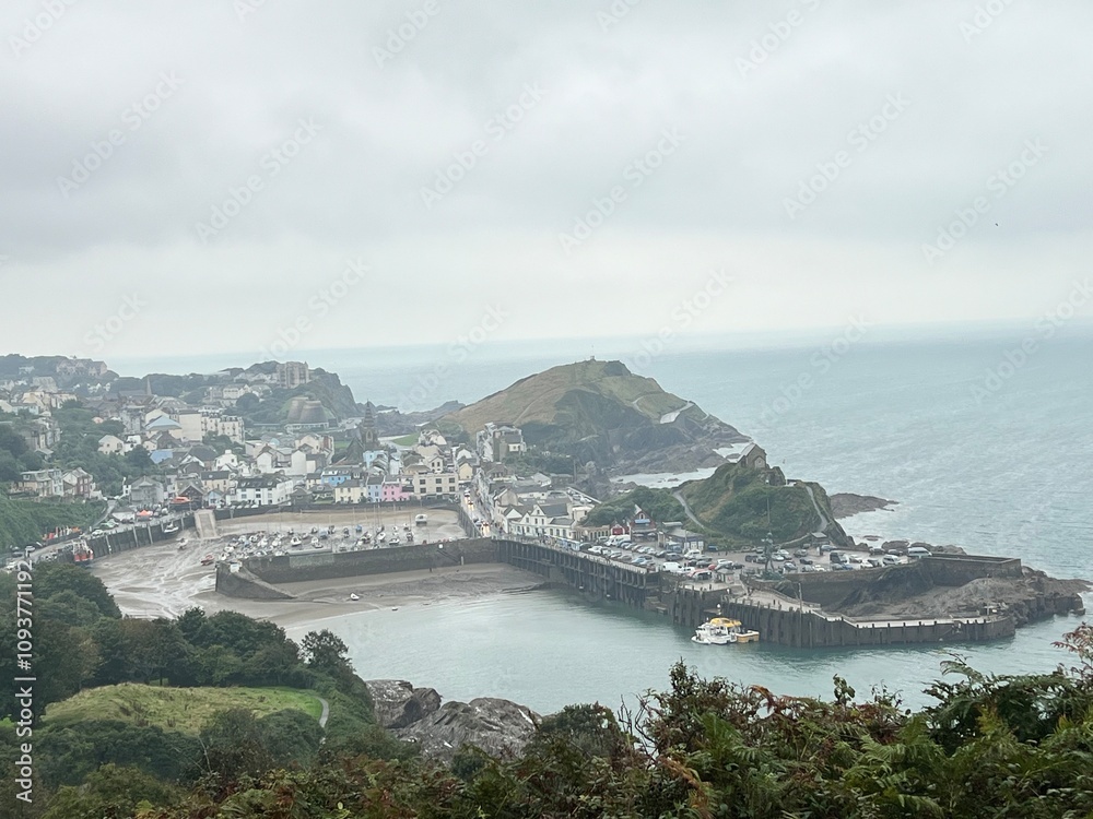 Naklejka premium view on town from cliffs