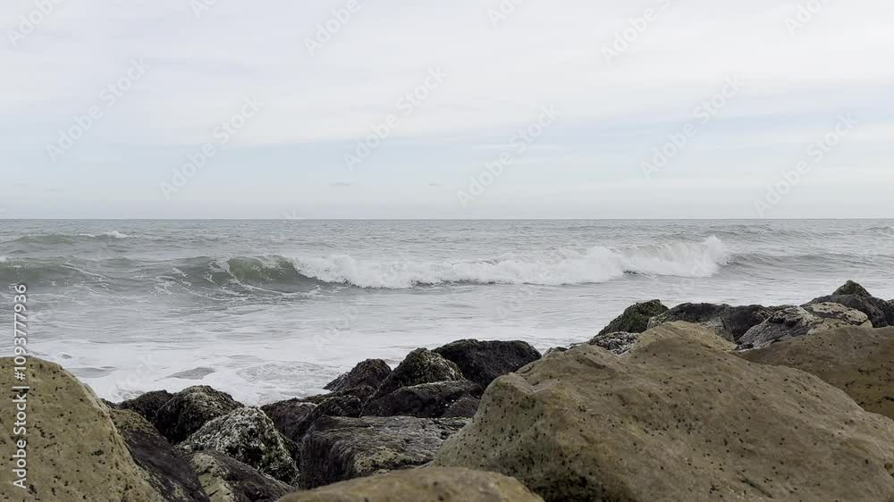 olas del mar rompiendo en escollera, acantilados, mar del plata, costa atlántica, argentina olas del mar rompiendo en escollera, acantilados, mar del plata, costa atlántica, argentina