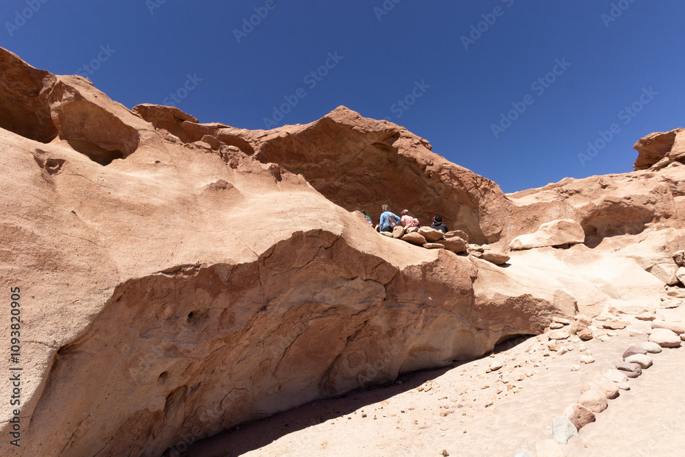 Obraz premium turismo en Petroglifos, sitio arqueológico de Yerbas Buenas, desierto de Atacama, San Pedro de Atacama, Chile