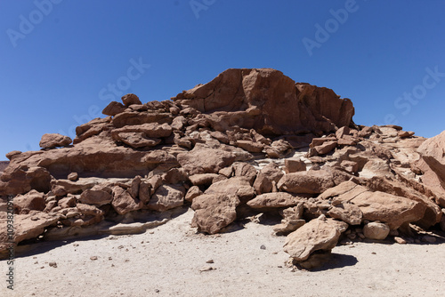 formación rocosa en medio del desierto de Atacama, Chile, petroglifos de yerbas buenas photo