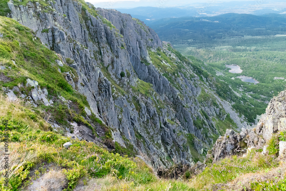 Naklejka premium Spojrzenie w przepaść Śnieżnych Kotłów w Karkonoskim Parku Narodowym