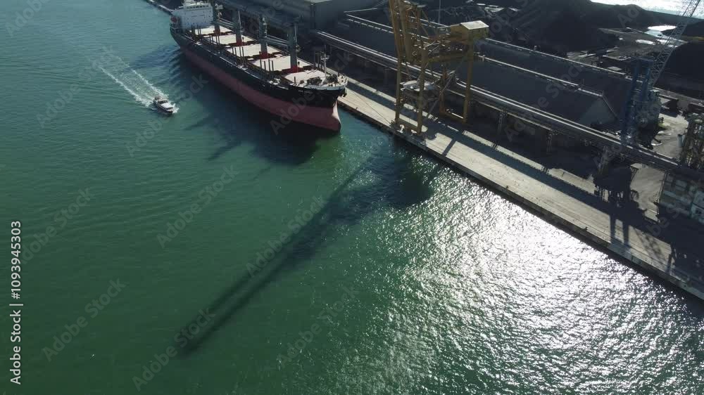 Vídeo de um pequeno barco chegando no porto de Veneza, Itália, com águas tranquilas e a icônica paisagem da cidade, capturando a atmosfera única e o movimento típico dos canais venezianos Vídeo de um pequeno barco chegando no porto de Veneza, Itália, com águas tranquilas e a icônica paisagem da cidade, capturando a atmosfera única e o movimento típico dos canais venezianos