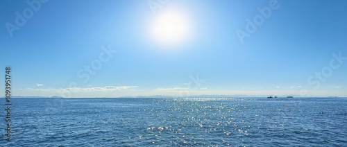 太陽の光を浴びてキラキラと光る海景色 photo