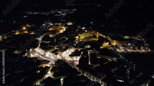 Vídeo em visão aérea noturna de Ostuni, Itália, capturando a beleza da cidade iluminada com suas ruas estreitas e arquitetura histórica, destacando o charme mediterrâneo e a tranquilidade noturno photo