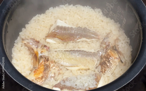 焼いた鯛の切身を白米にのせて炊飯器で作る鯛めし photo