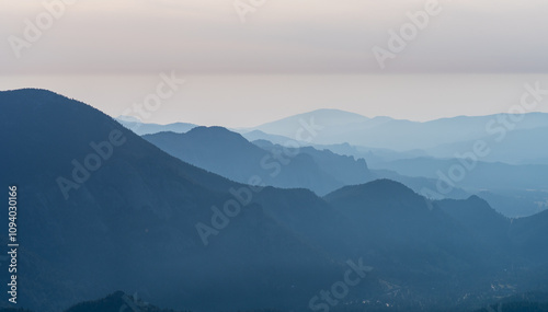 Foto Early morning mist envelops rolling hills and mountains in a serene landscape at