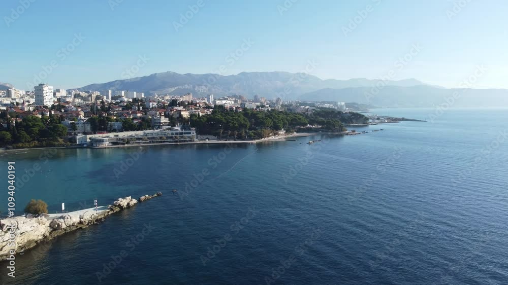 Vídeo aéreo capturado por drone mostrando a região costeira da cidade de Split, Croácia, com suas belas praias, águas cristalinas e a paisagem deslumbrante do litoral do Adriático Vídeo aéreo capturado por drone mostrando a região costeira da cidade de Split, Croácia, com suas belas praias, águas cristalinas e a paisagem deslumbrante do litoral do Adriático