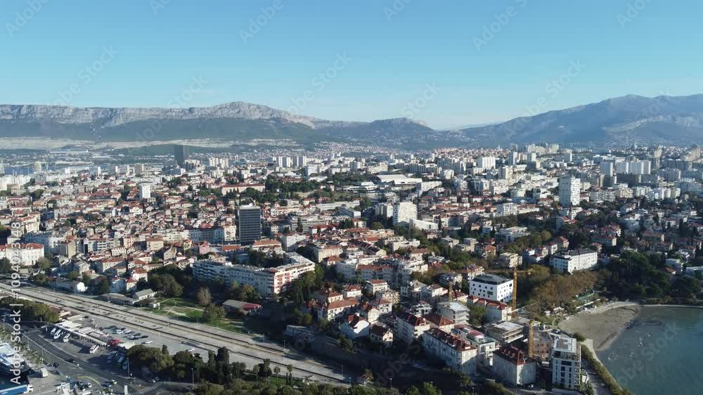 Visão aérea impressionante de Bacvice e Split, na Croácia, capturando a beleza da costa e os pontos turísticos ao redor Visão aérea impressionante de Bacvice e Split, na Croácia, capturando a beleza da costa e os pontos turísticos ao redor