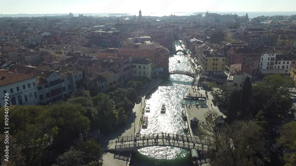 Aéreo de pessoas atravessando uma ponte sobre os canais de Veneza, Itália, em um cenário encantador que destaca a arquitetura, a cultura e a beleza histórica da cidade